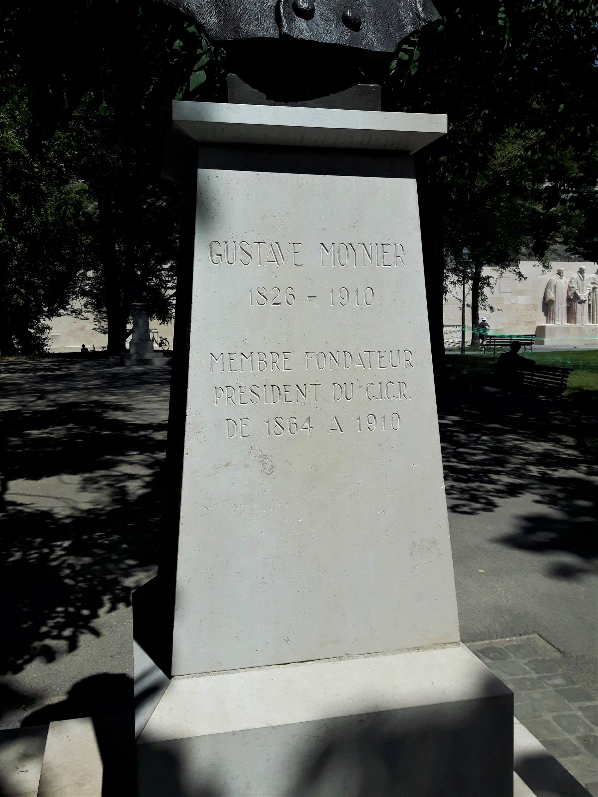 Gustave Moynier's monument, Geneva - 03.jpg